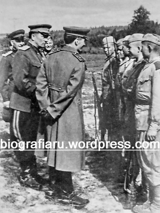 Павлович Антон Александрович. Генерал-майор. Стоит второй слева.